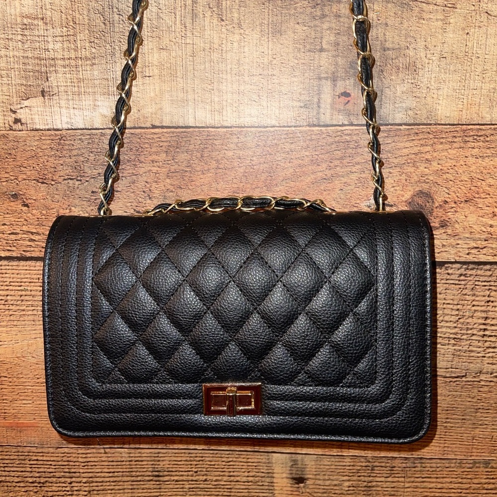 🔥 SOLD🔥Black and Gold quilted shoulder bag - Picture 2 of 10